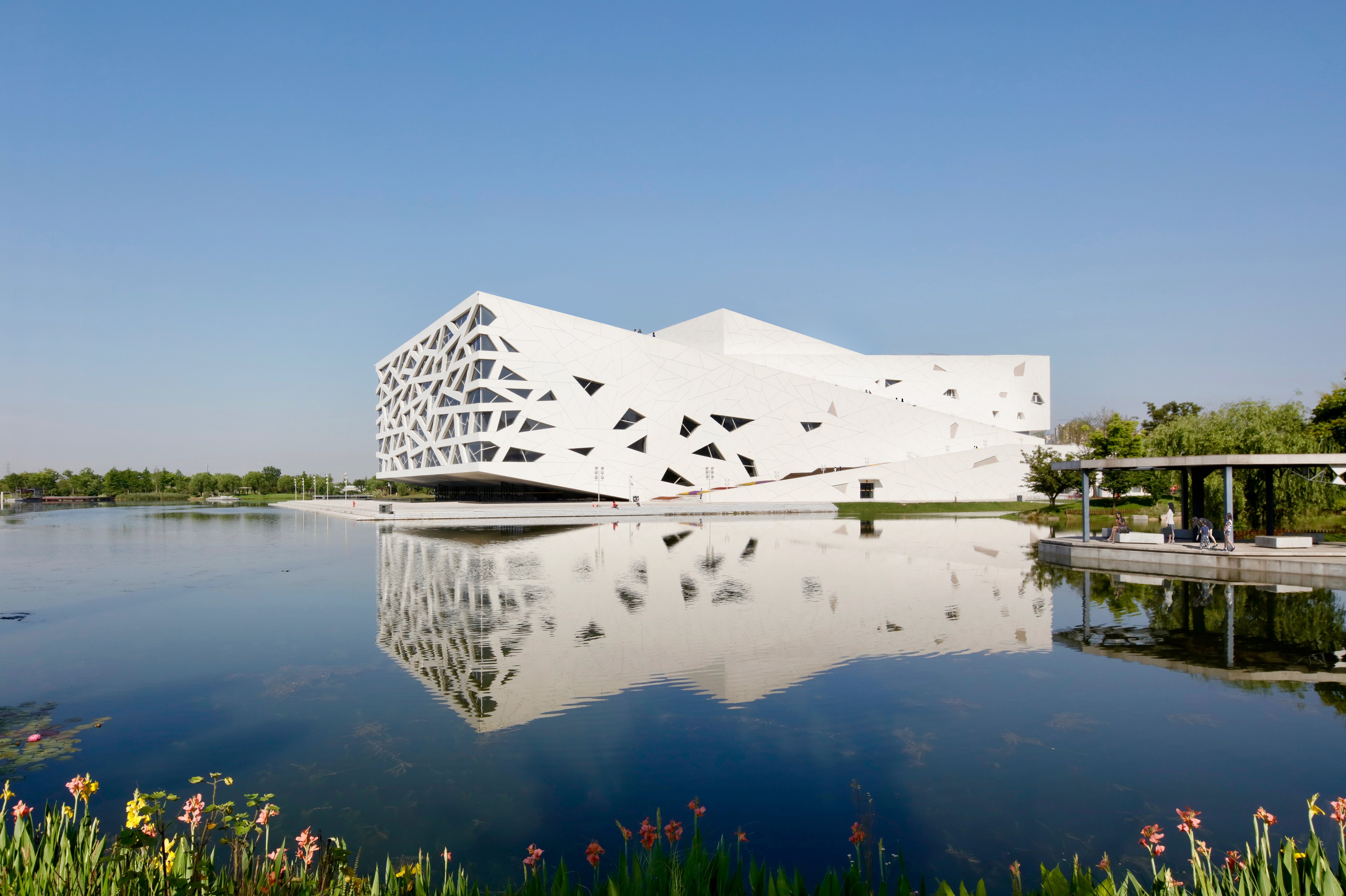 ICEBERG-LIKE OPERA HOUSE OPENS IN CHINA